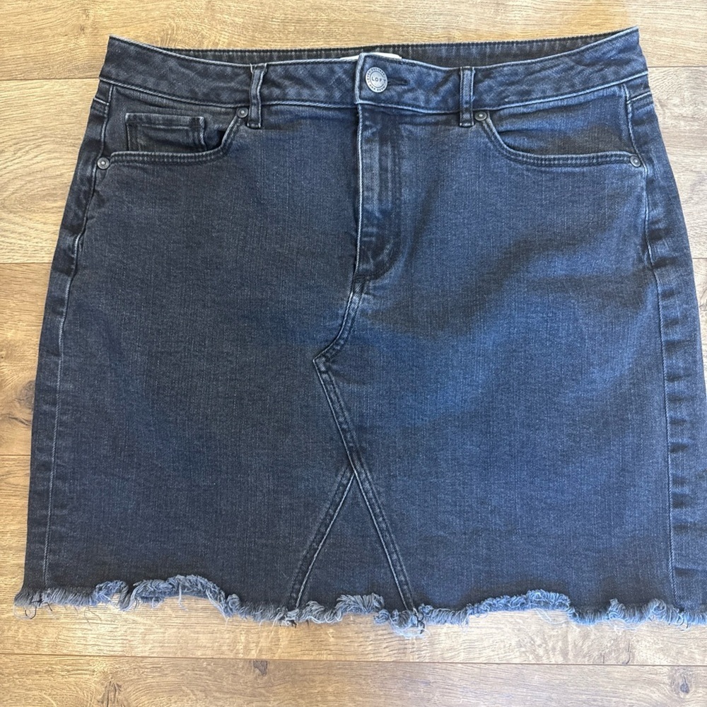 LOFT Y2K Black Denim Fringe Hem Mini Skirt Size 12– Raw Hemmed Front Zip